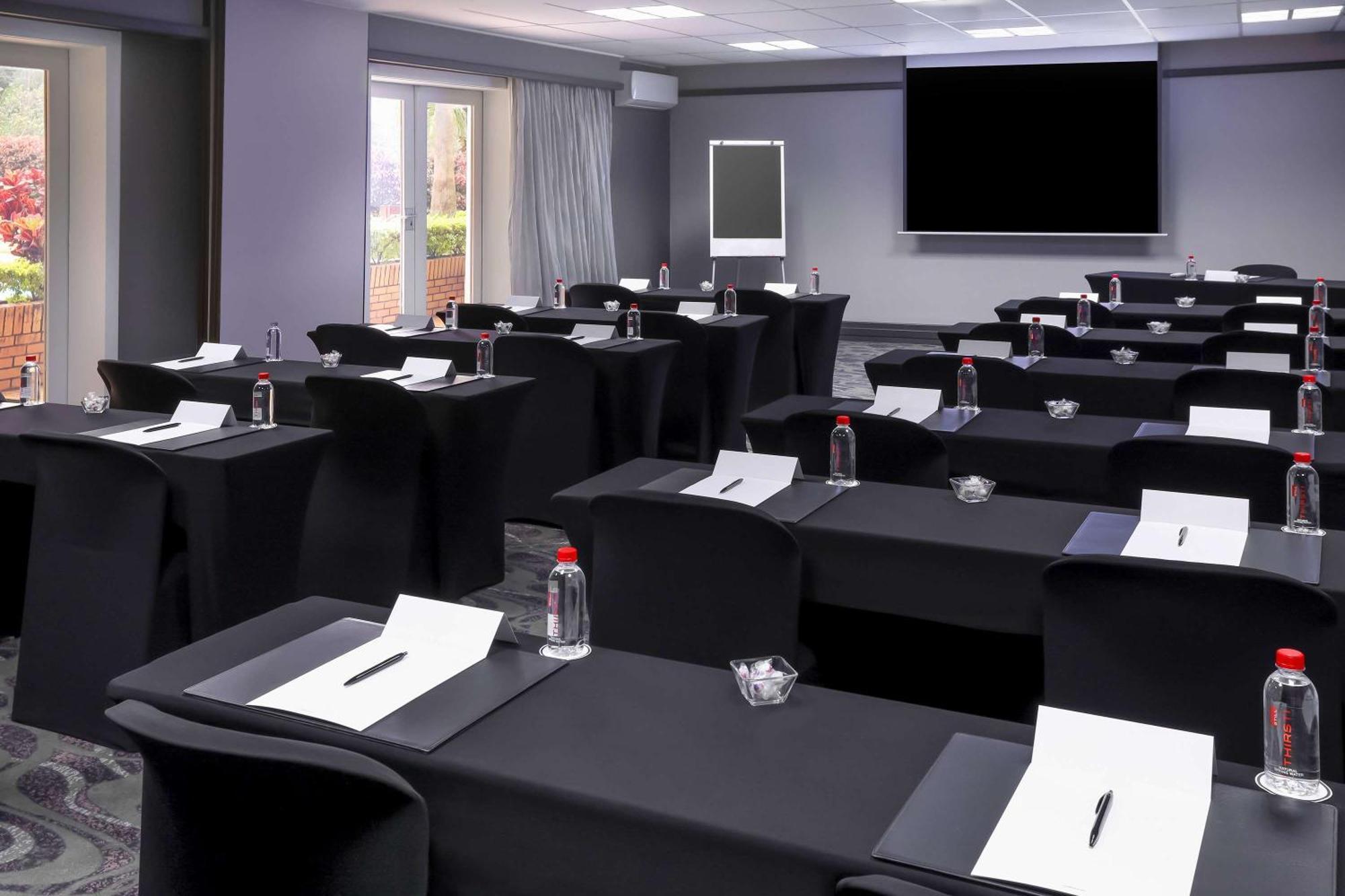Garden Court East London Hotel ภายนอก รูปภาพ